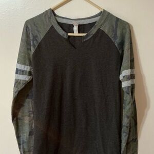Women’s L.A.T. Long Sleeve Mash Up Jersey T-Shirt  Size Medium Gray Camo